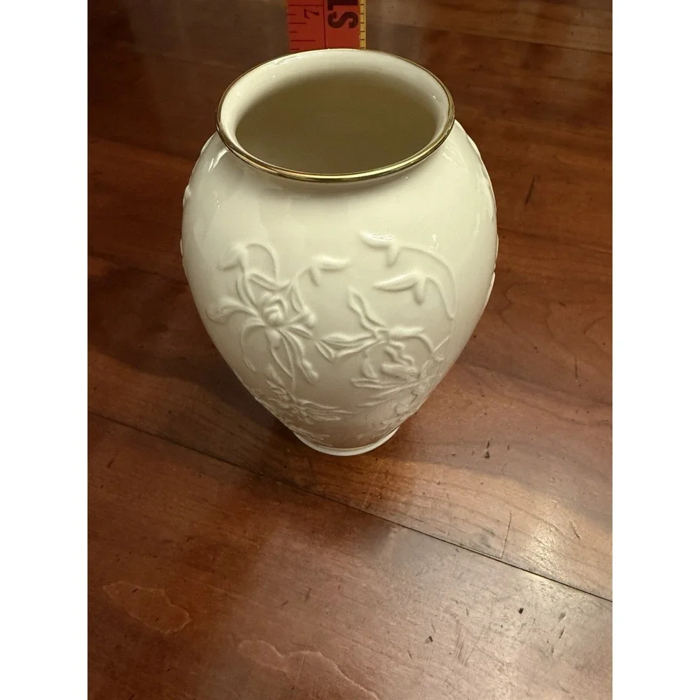 Vintage Lenox Masterpiece Collection Ivory Porcelain Vase Embossed Iris Lily Gld
